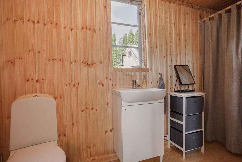 Nybyggd toalett med handfat i gårdshuset