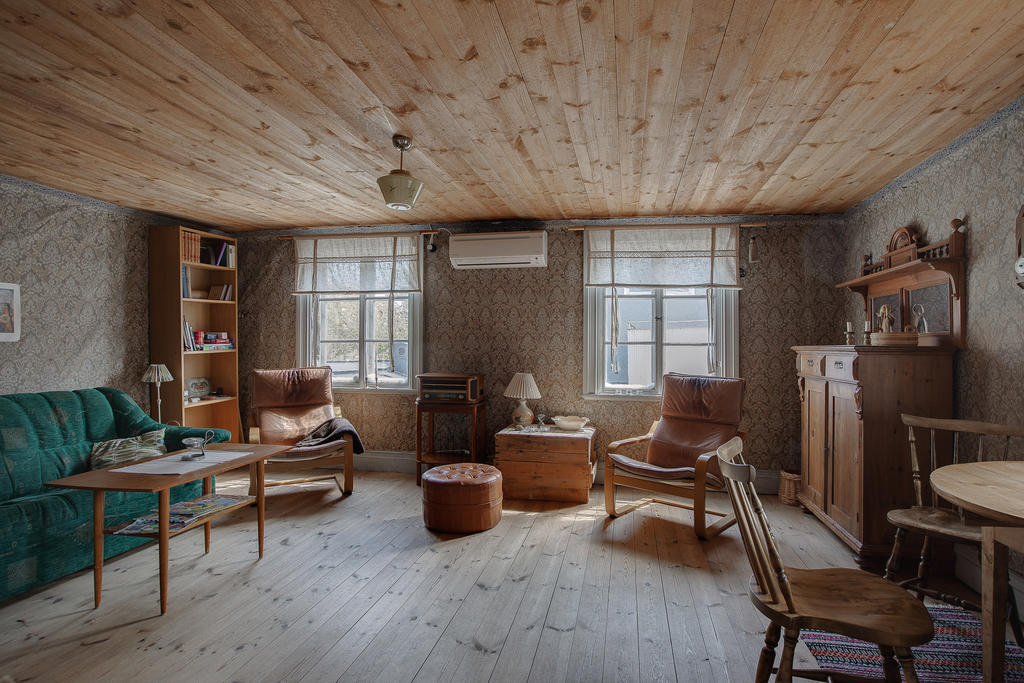 Salongen i gårdshuset med luft/luftvärmepump installerad