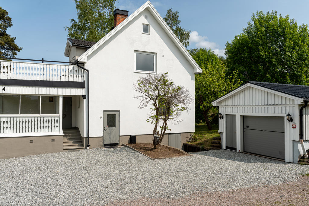 Entrésida och garage