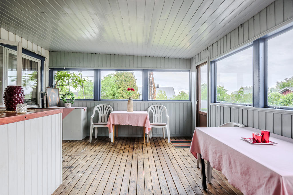 Altan med utgång till trädgård