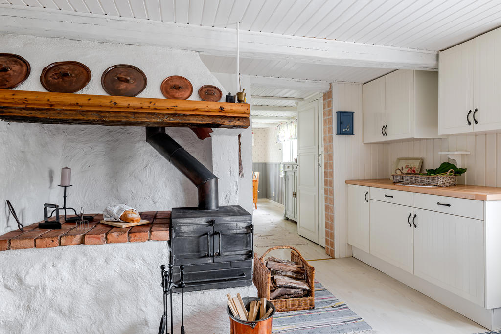 Äldre detaljer och charm med fungerande vedspis