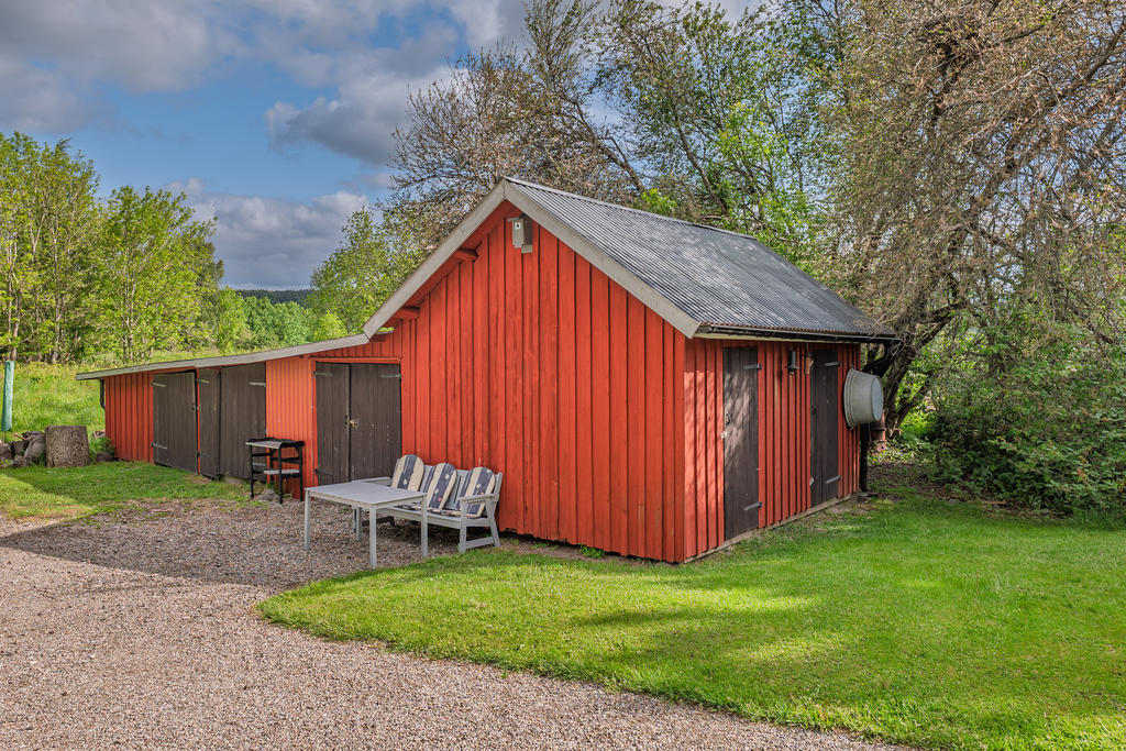 Uthus med förråd och vedförråd