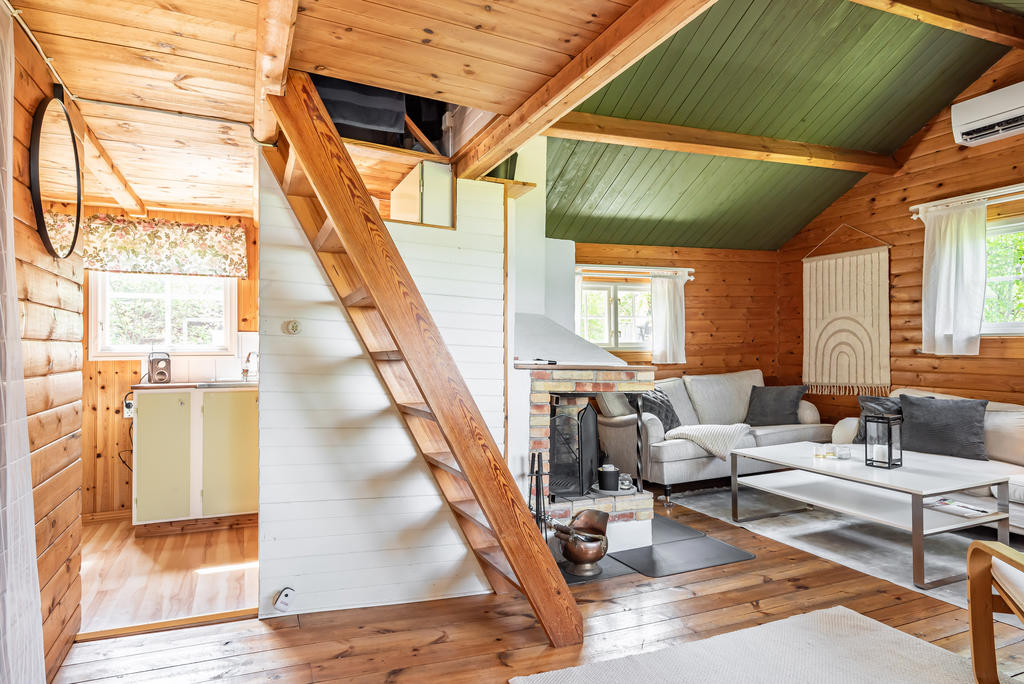 Trappan leder upp till ett loft där det finns plats för sängar