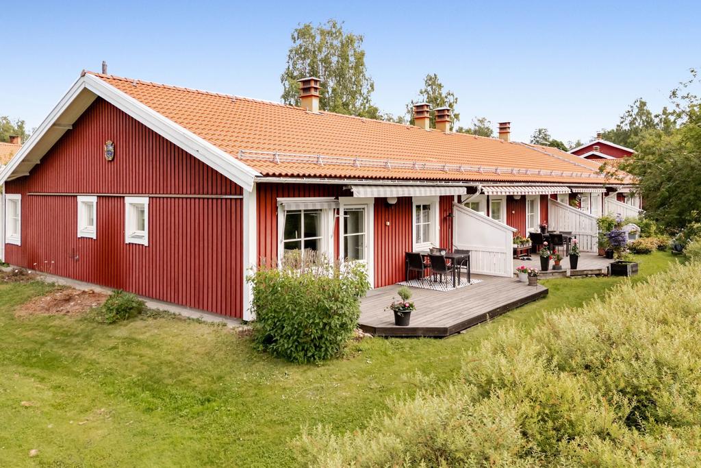 Ett enplansradhus med egen uteplats med bästa solläge. 