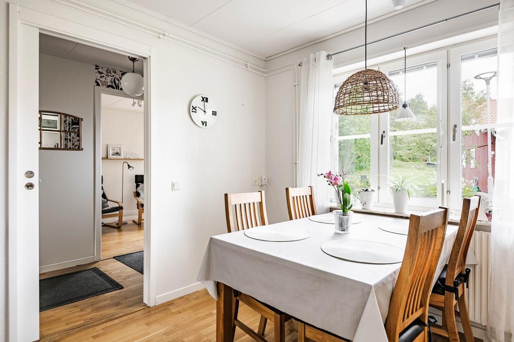 Vy mot matplats och hall. 