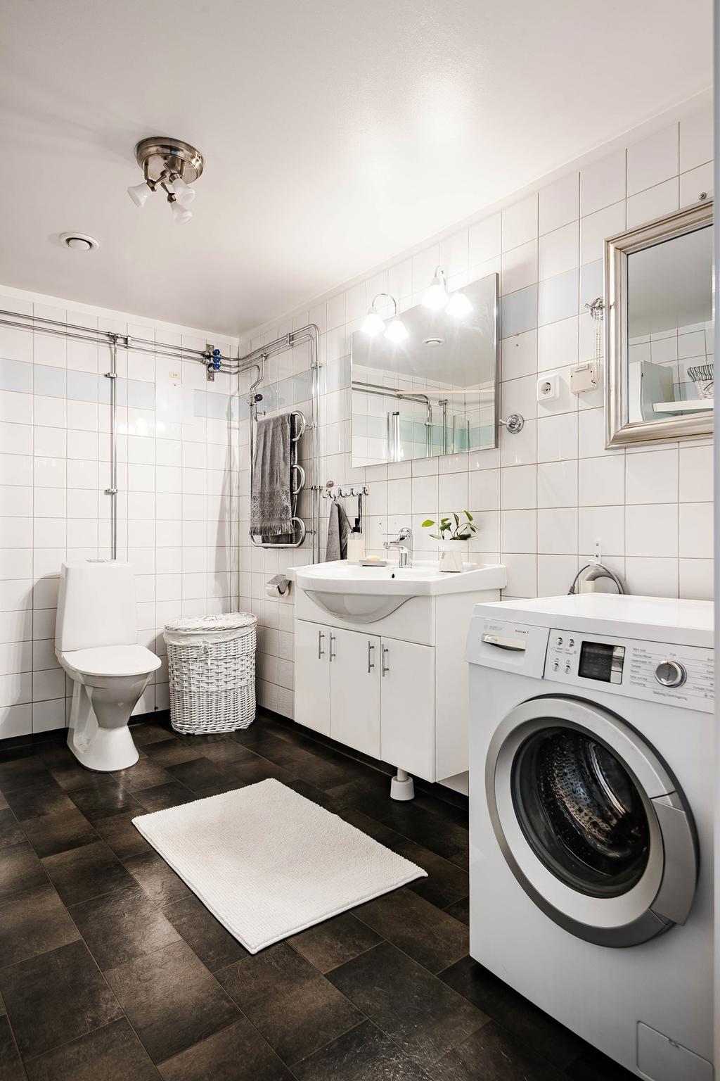 Stor WC med dusch och egen tvättmaskin. 
