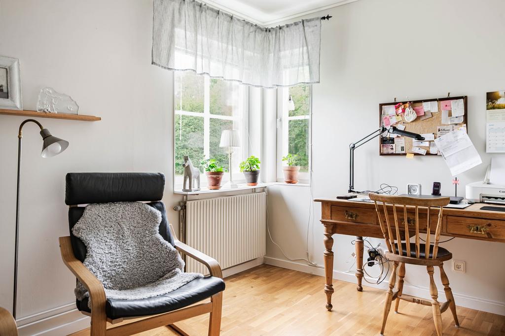 Sovrum 2, med ett vackert litet hörnfönster.