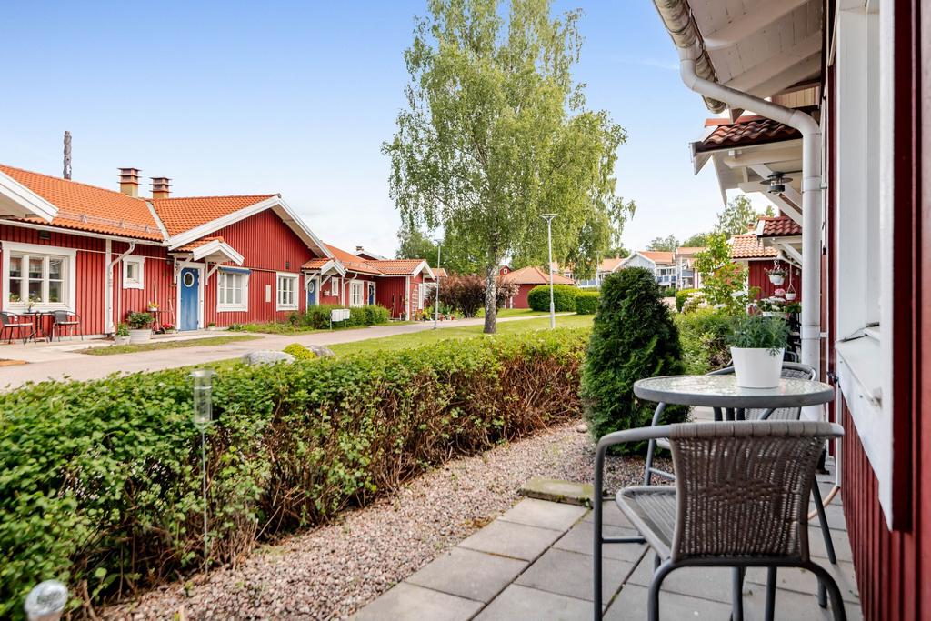 Uteplatsen på framsidan vid entrén. 