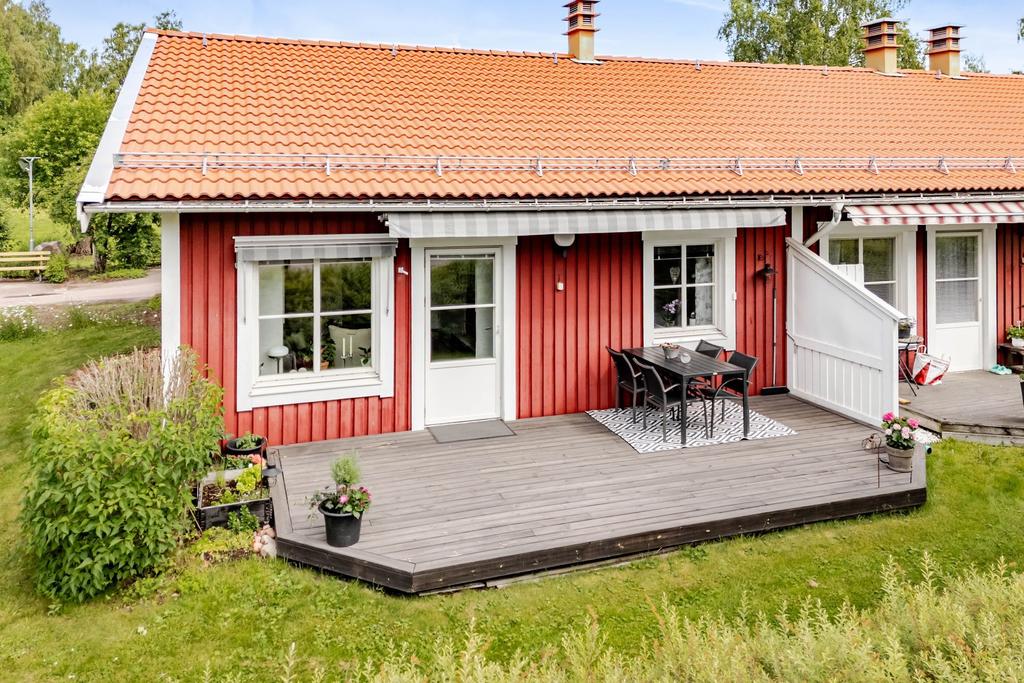 Vy över altanen på baksidan. 