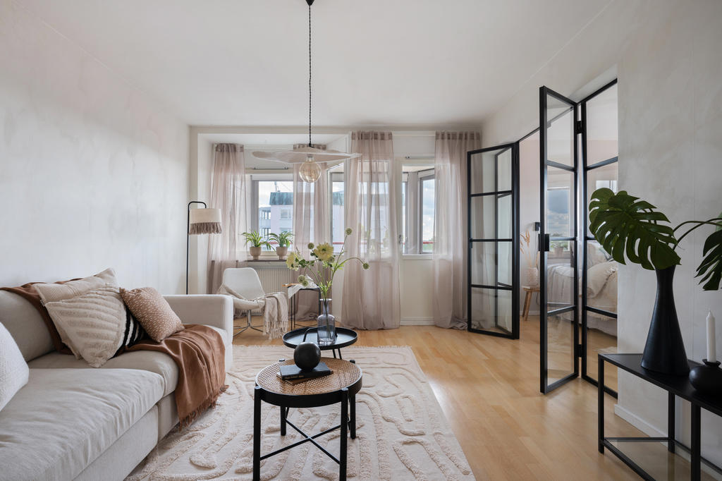 Från vardagsrummet nås den inglasade balkongen