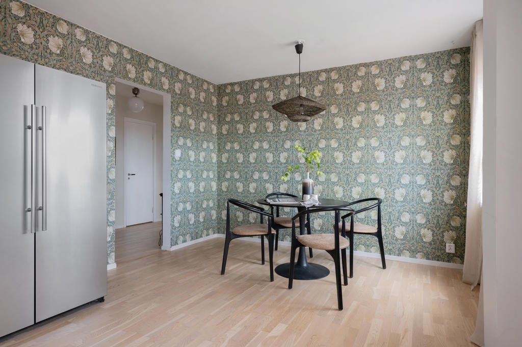 Matplats och vy mot hall