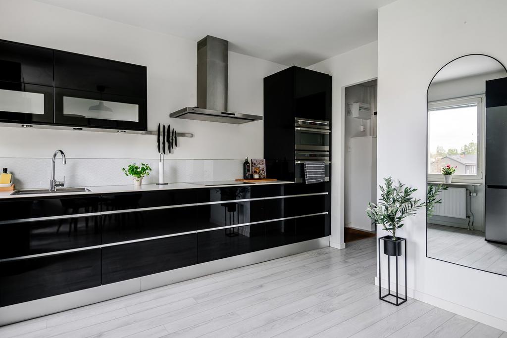 Stort och rymligt kök i modern stil. 