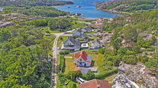 Huset med havet i väster i bakgrunden