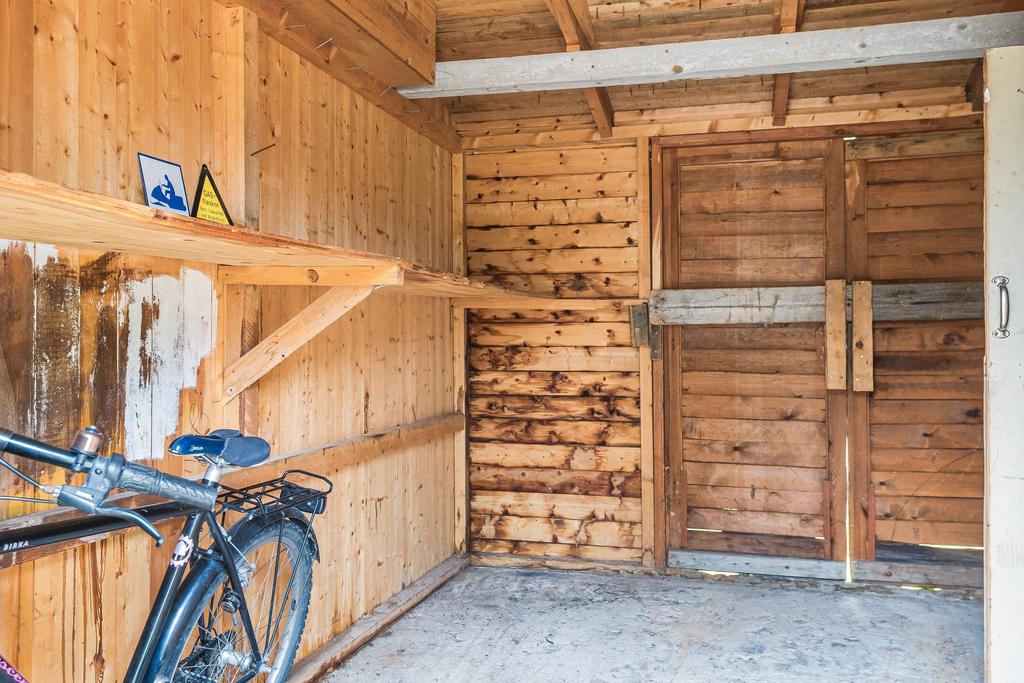 Skotergarage och förråd i gemensam byggnad