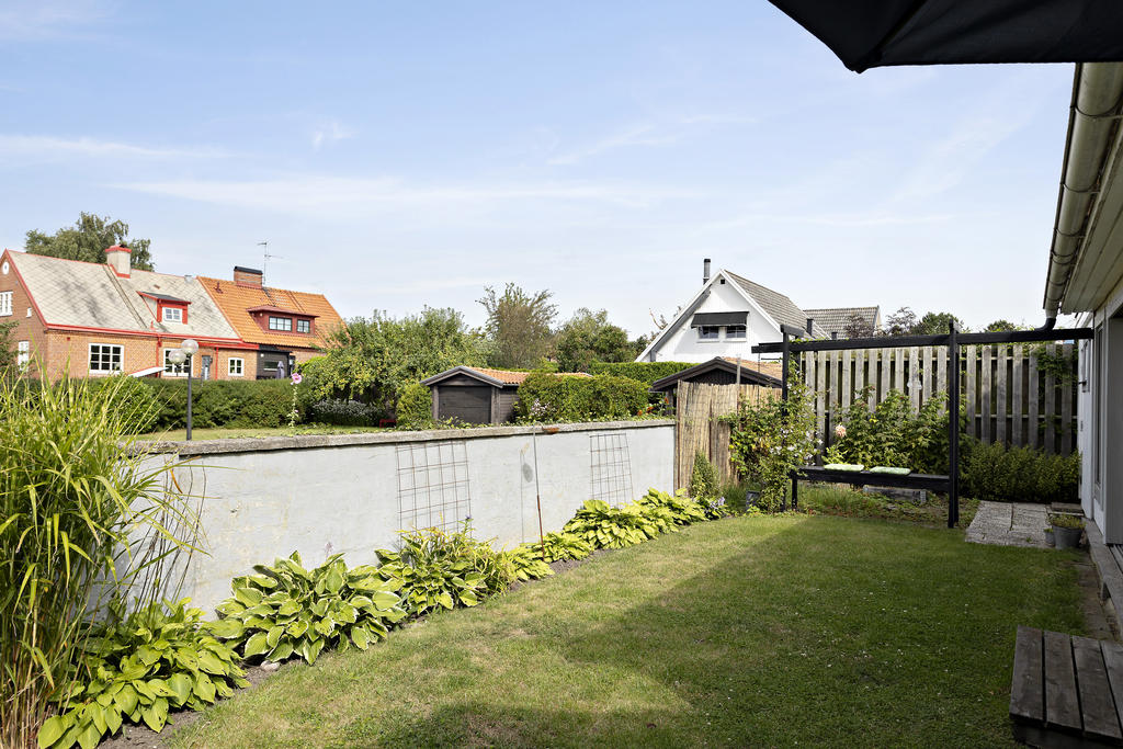 Nätt trädgård i västerläge