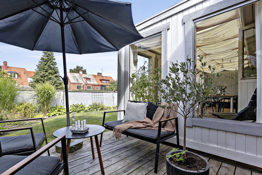 Från matrummet kommer man direkt ut till mysig lounge-hörna - rakt i kvällssolen!