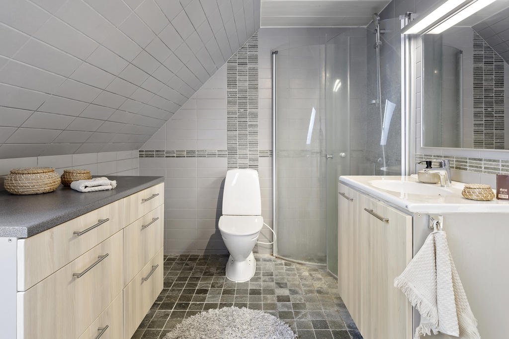 Helkaklat wc/dusch på ovanvåningen