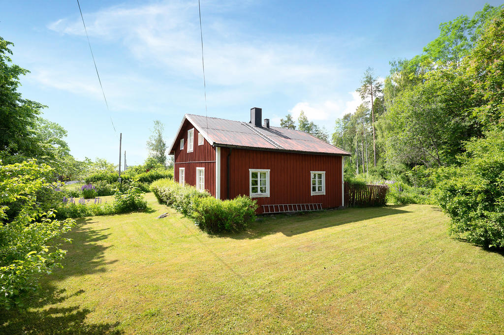 Baksidan med stor gräsyta