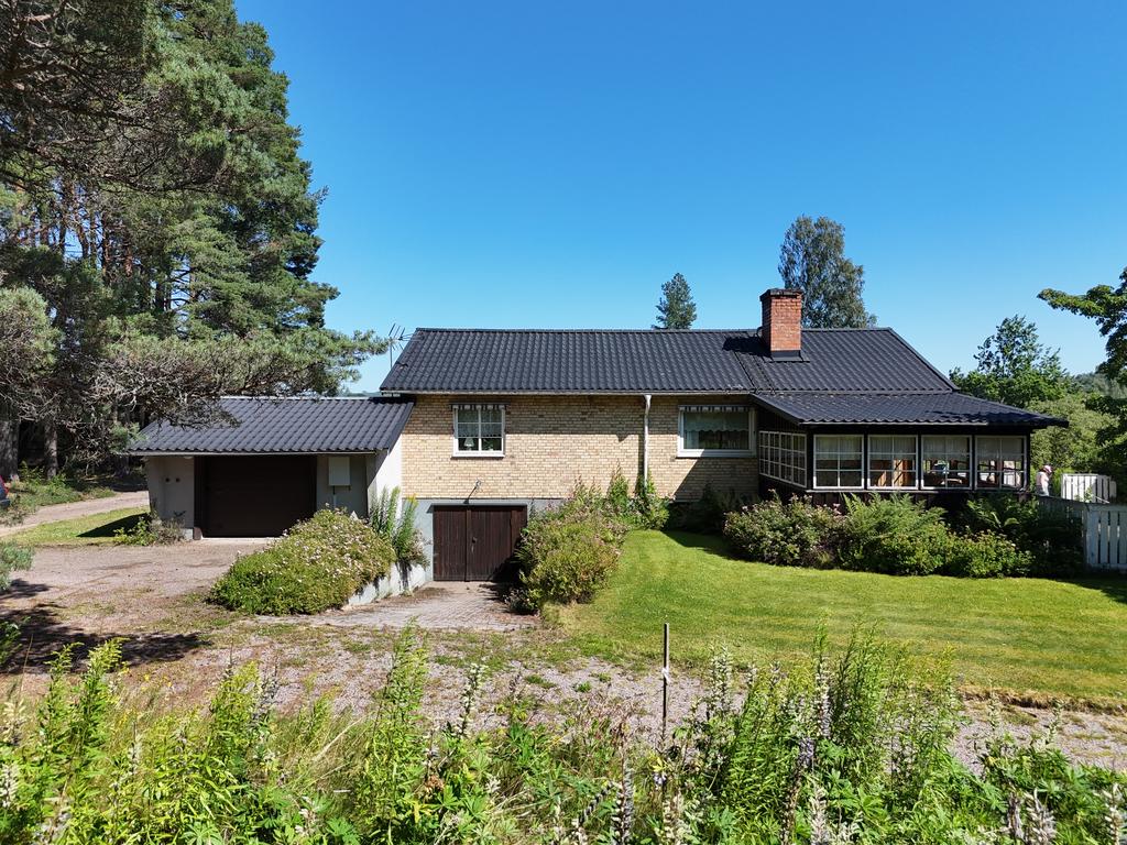 Garage i källaren och inglasat uterum