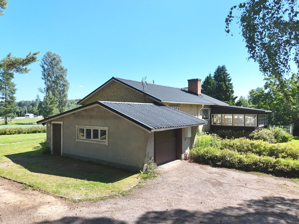 Vidbyggt garage