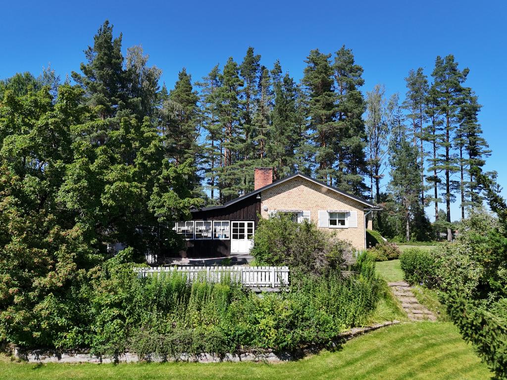 Huset sett från växthusen