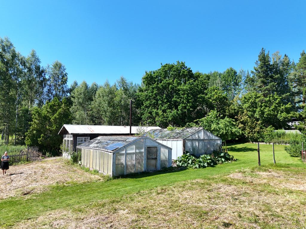 Växthus och extra garage bakom