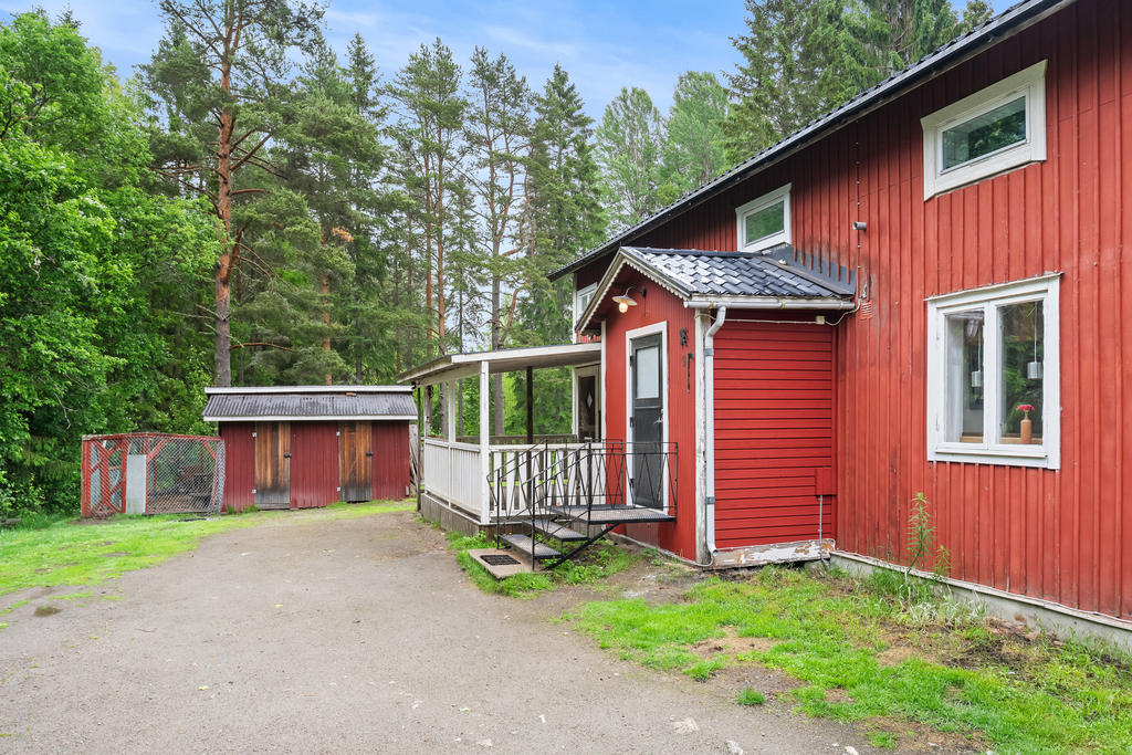 Stort bostadshus som nu har en inredd övervåning