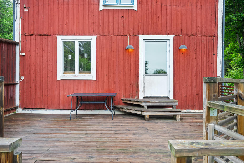 Härlig altan, där frukosten kan tas med läget i öst, sitt länge så kommer solen från söder och middagen kan tas med solen från väst.