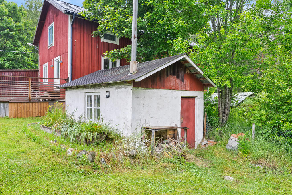 Huset för pumpen, bortanför pumpen ligger jordkällaren.