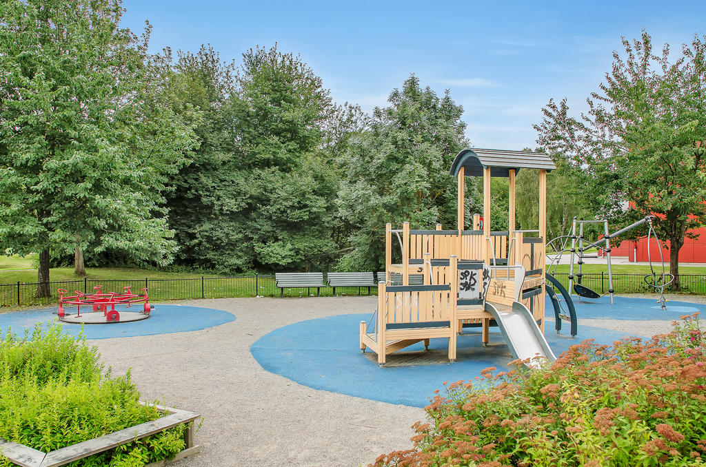 Närbelägen lekpark.