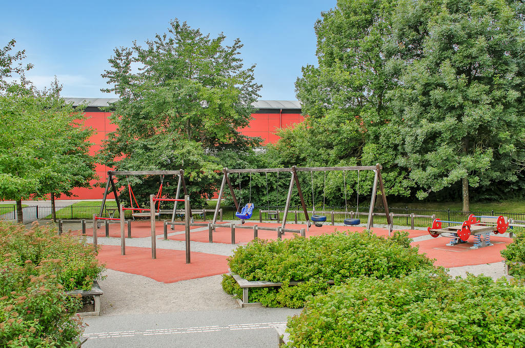 Närbelägen lekpark.