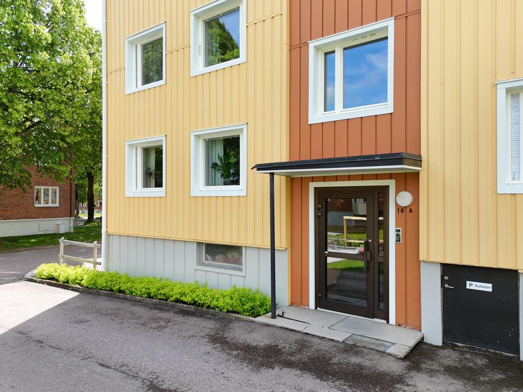 Entré från gården.
