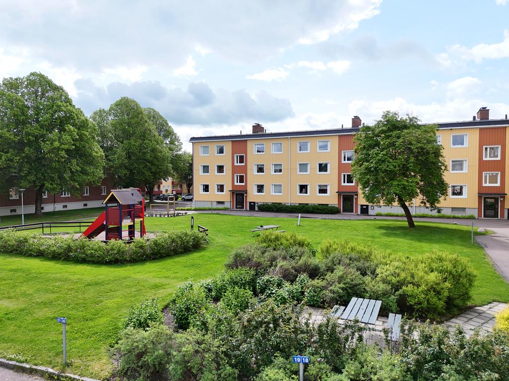 Föreningens gemensamma gård med lekplats och sittplatser.
