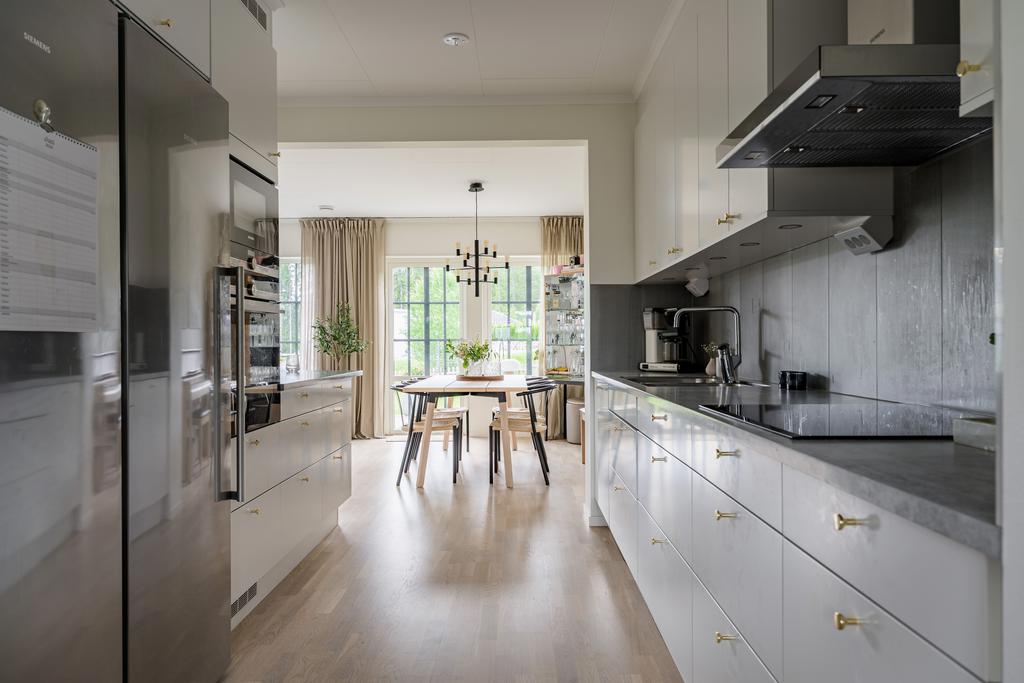 Fullt maskinellt utrustat kök med köksö