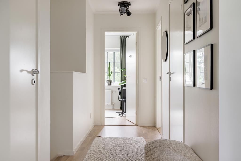 Övre plan finns 4 möjliga sovrum samt badrum