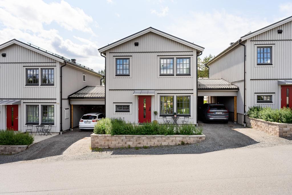 Praktiskt, lättskött hus med carport och förråd i anslutning till huset 