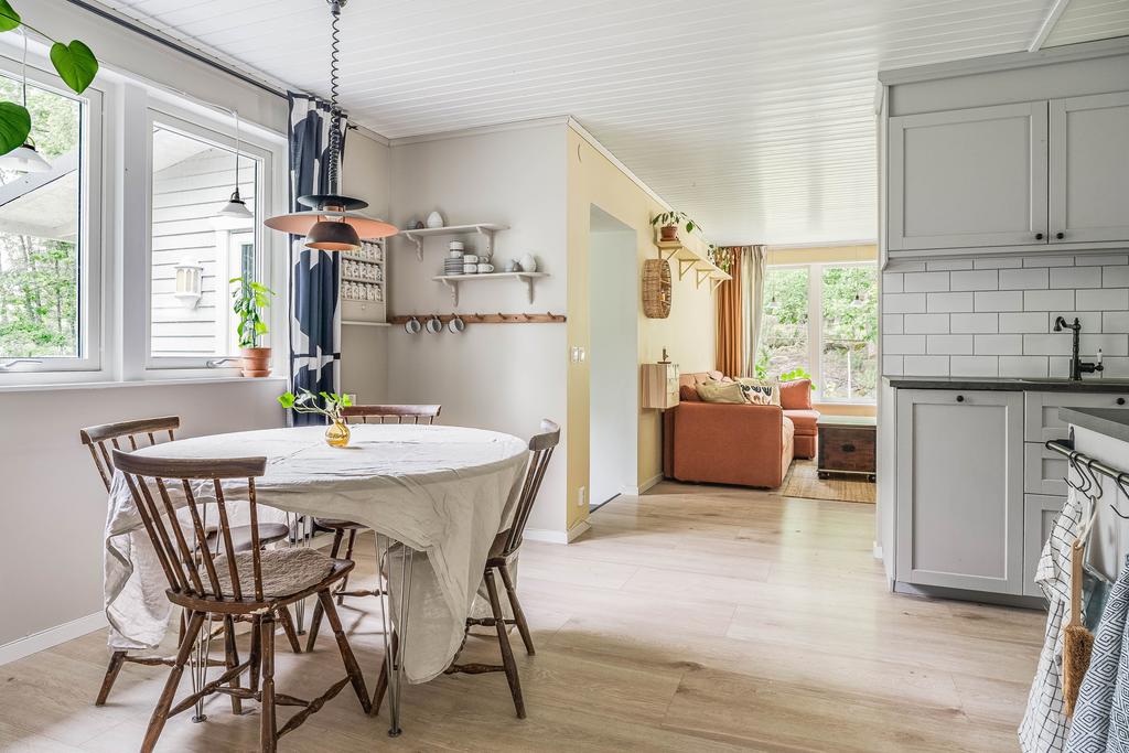 Matplatsen är naturligt placerad intill fönstret