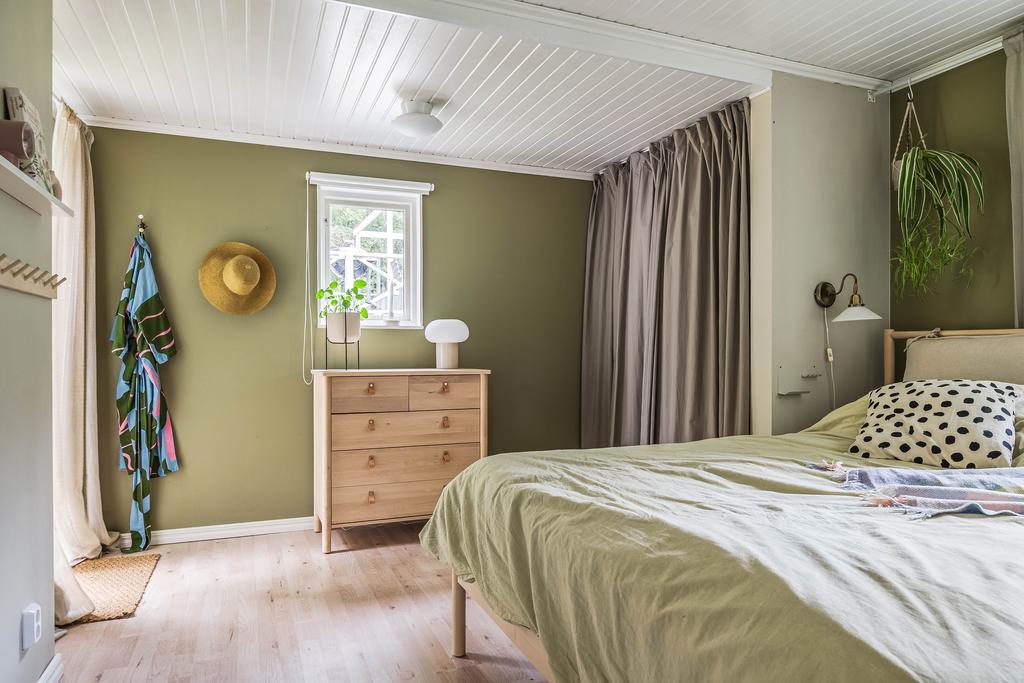Rofyllt sovrum med utgång till altanen på baksidan av huset