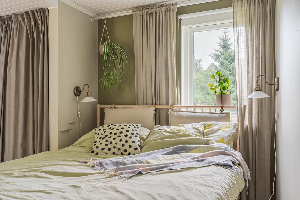 Här finns goda förvaringsmöjligheter som döljs fint bakom draperier