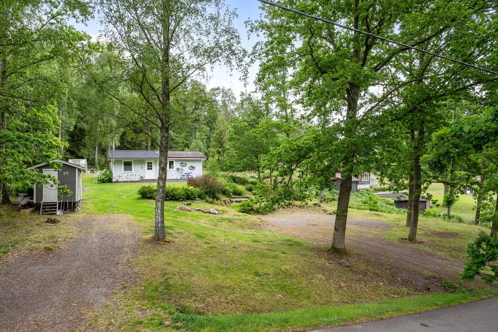 För den aktiva finns boulebana, utegym och flera fina promenadstigar i området
