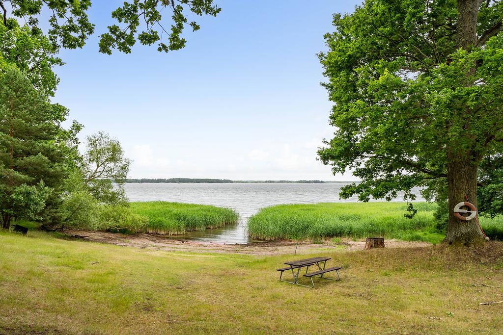 I området finns två badplatser, varav den ena ligger endast cirka 200 meter från huset