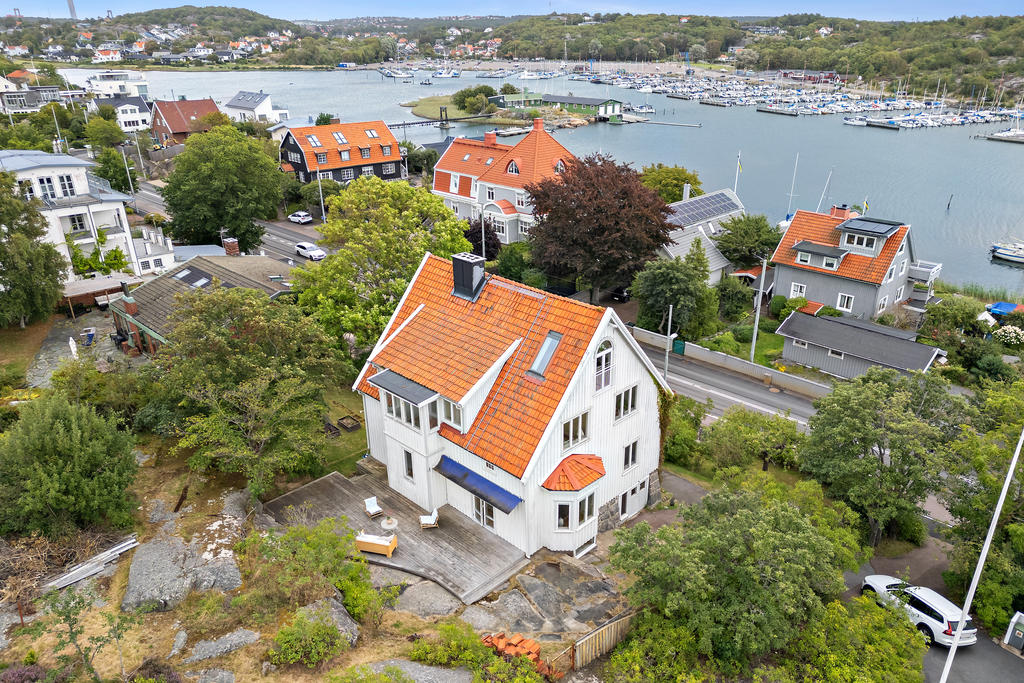 Pittoresk villa som välförtjänt letar en ägare som älskar att ta hand om denna fantastiska byggnad som behöver kärlek och omtanke.