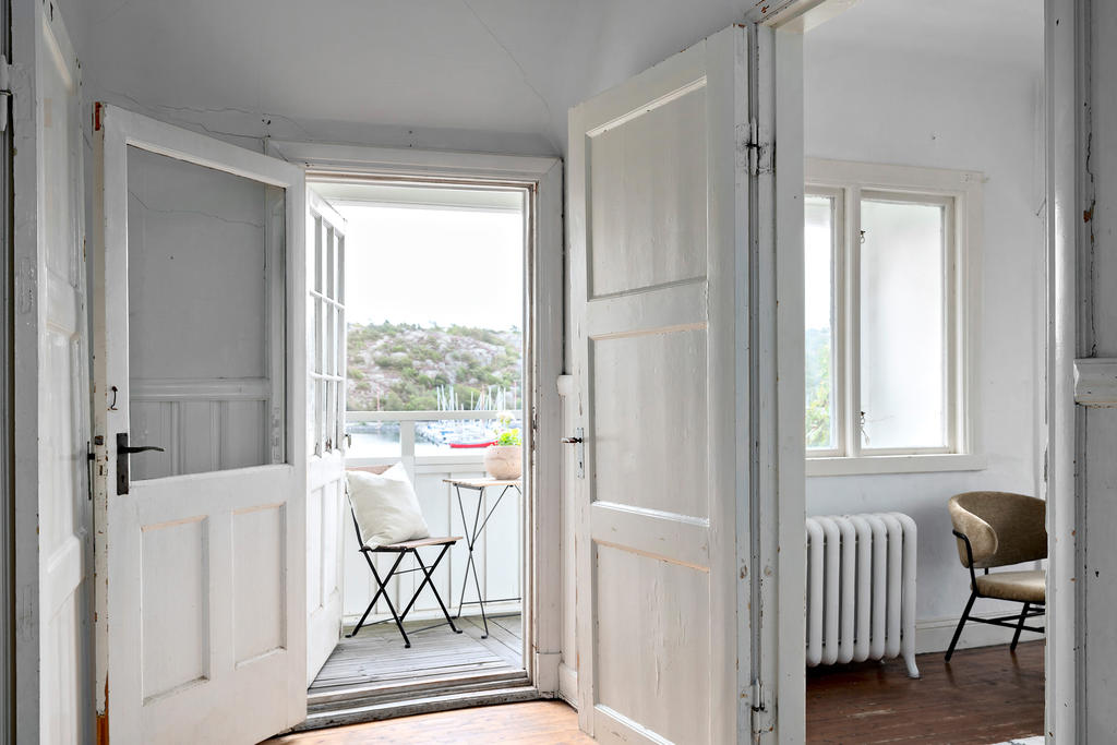 Hall med vackra originaldörrar som har fått sin härliga patina.