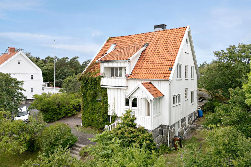 En vacker villa som står stadigt på sin enorma naturstensgrund.