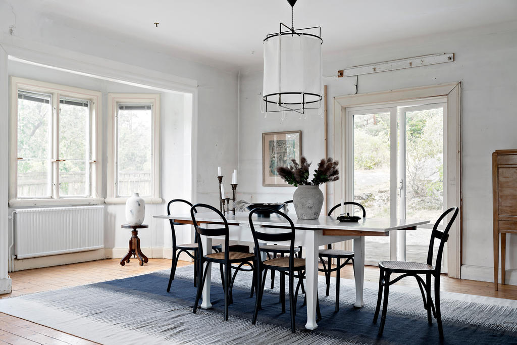 Från matsalen kommer man ut till den stora altanen och underbara läget vid baksidan av huset. Både i matsalen samt på altanen kan man duka för många gäster.
