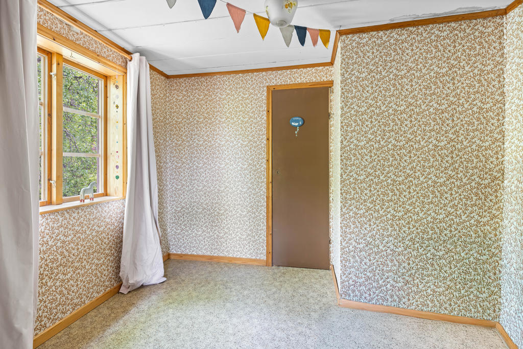 ÖV: Sovrum 2/kontor med ingång till duschrum