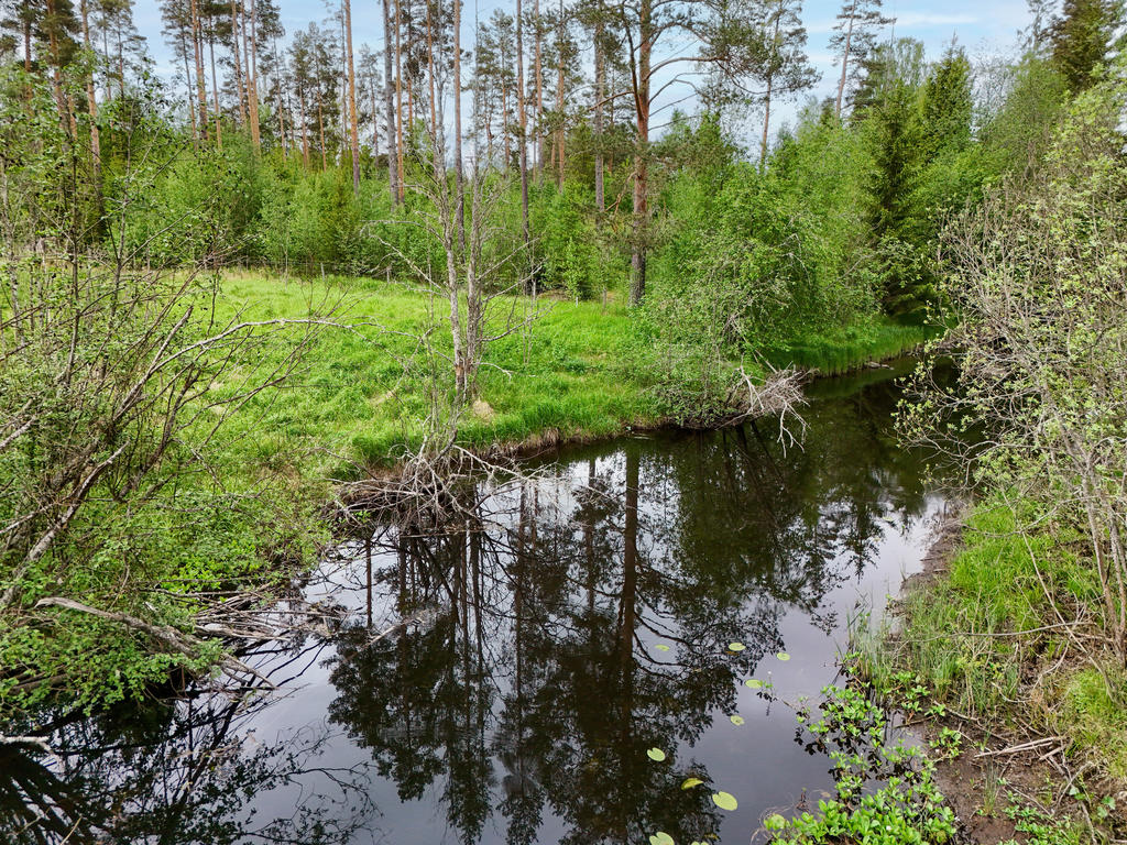 Nedanför tomten finns en å som rinner förbi