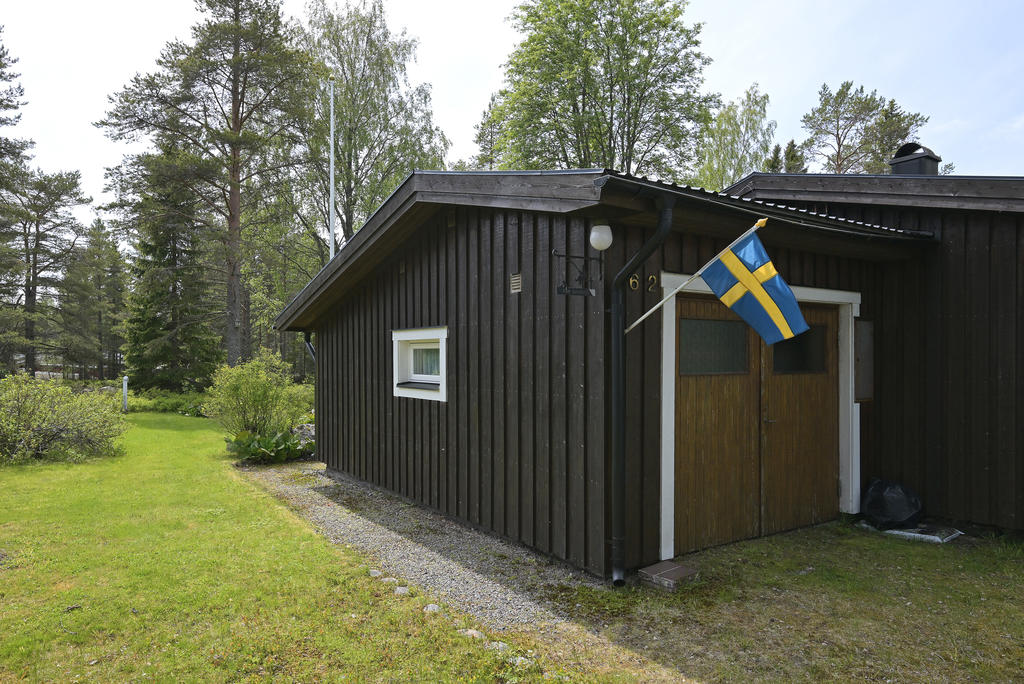 Garage samt utrymme med dusch, vattentoa samt varmvattenberedare.