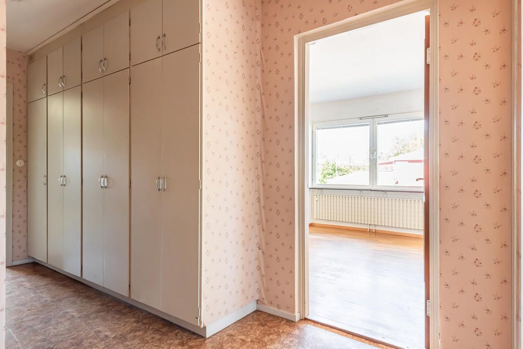 Hallen har gott om förvaring i form av garderob och överskåp. 