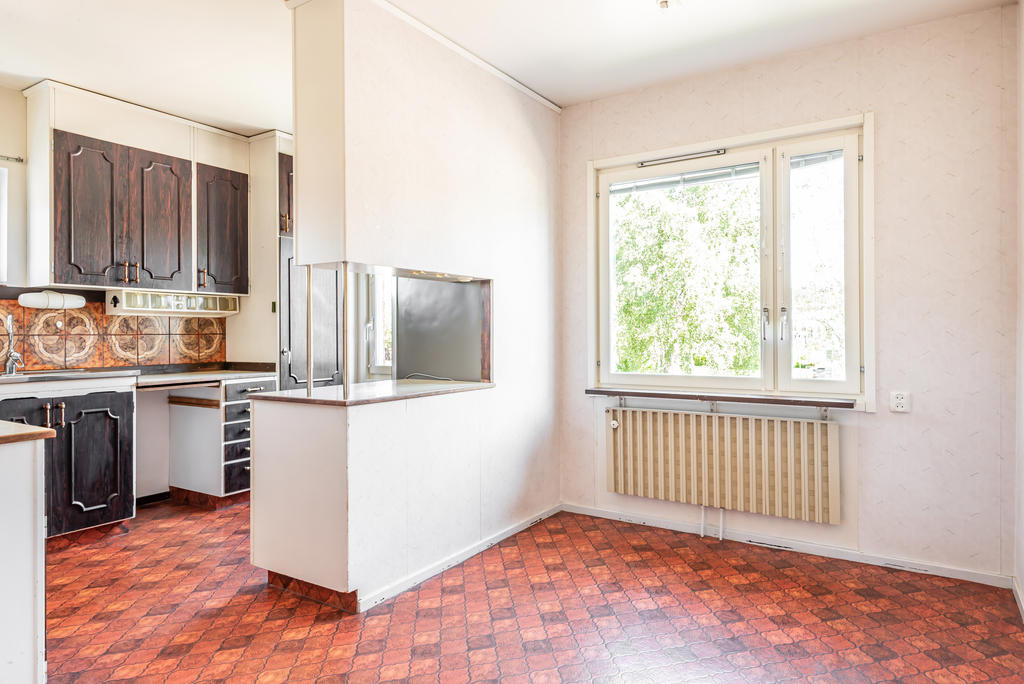 Kök med plats för matbord.